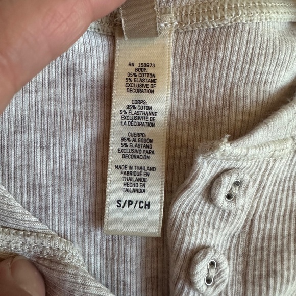 SKIMS Cotton Rib Long Sleeve Crop Henley - Picture 5 of 6